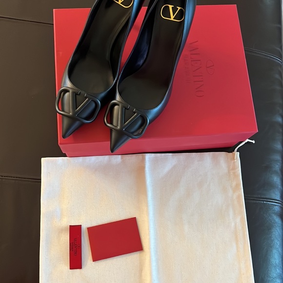 New VALENTINO GARAVANI V Logo Signature Black Leather Pumps EUR 37 N/B - Picture 15 of 16